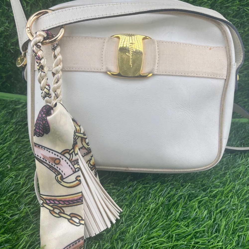 Salvatore Ferragamo Ivory Leather Vara Bow Camera Crossbody Gold Hardware Italy - Picture 12 of 16